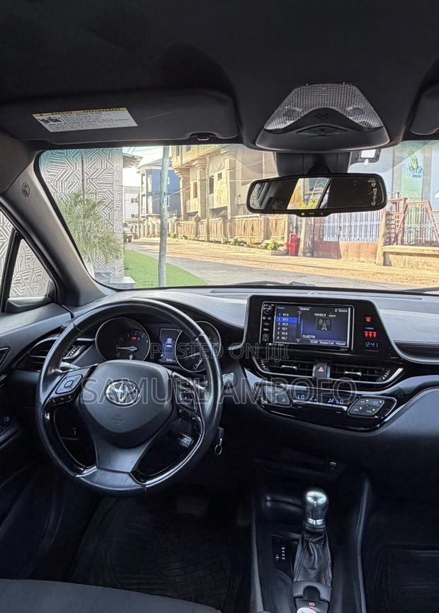 Toyota C-HR 2018 Blue