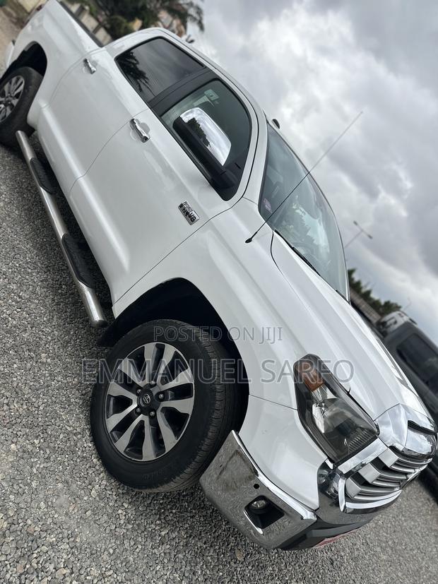 Toyota Tundra Limited 5.7L V8 4x2 Double Cab 6.6 ft. box 145.7 in. WB