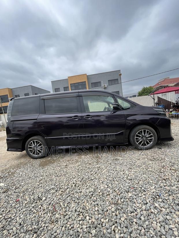 Toyota Voxy V 2WD 7-Seater 2015 Ivory