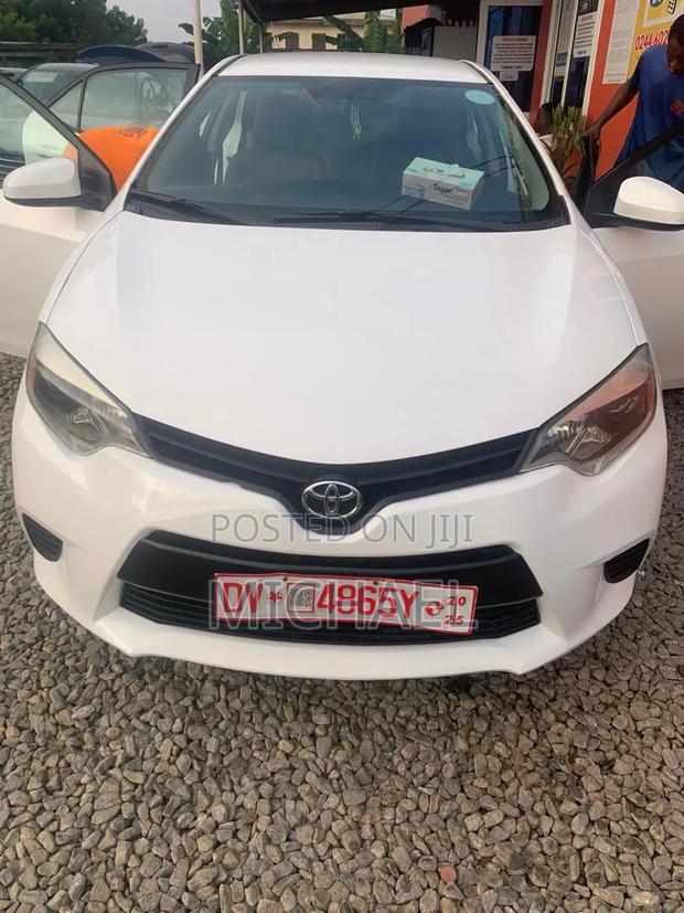 Toyota Corolla LE 4dr Sedan (1.8L 4cyl CVT) 2016 White