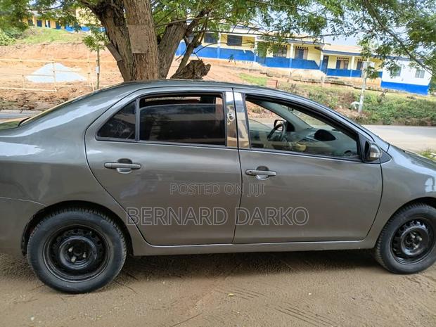 Toyota Yaris 2010 Gray