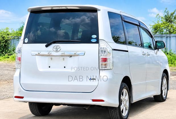 Toyota Voxy 2012 Silver