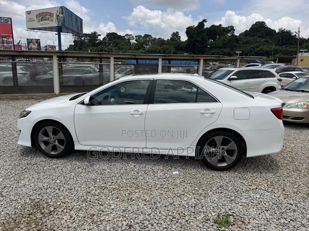 Toyota Camry SE 4dr Sedan w/Prod. End 11/13 (2.5L 4cyl 6A) 2014 White