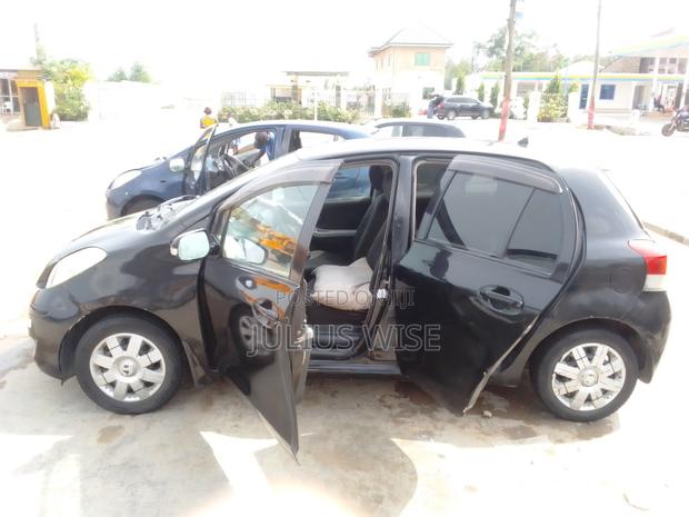 Toyota Vitz 1.3 AWD 5dr 2010 Black