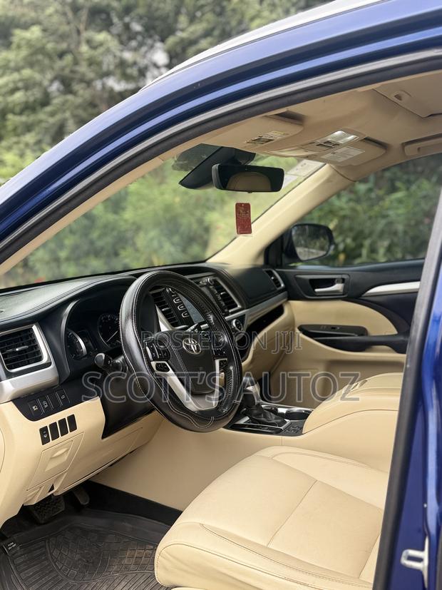 Toyota Highlander XLE 4x4 V6 (3.5L 6cyl 8A) 2018 Blue
