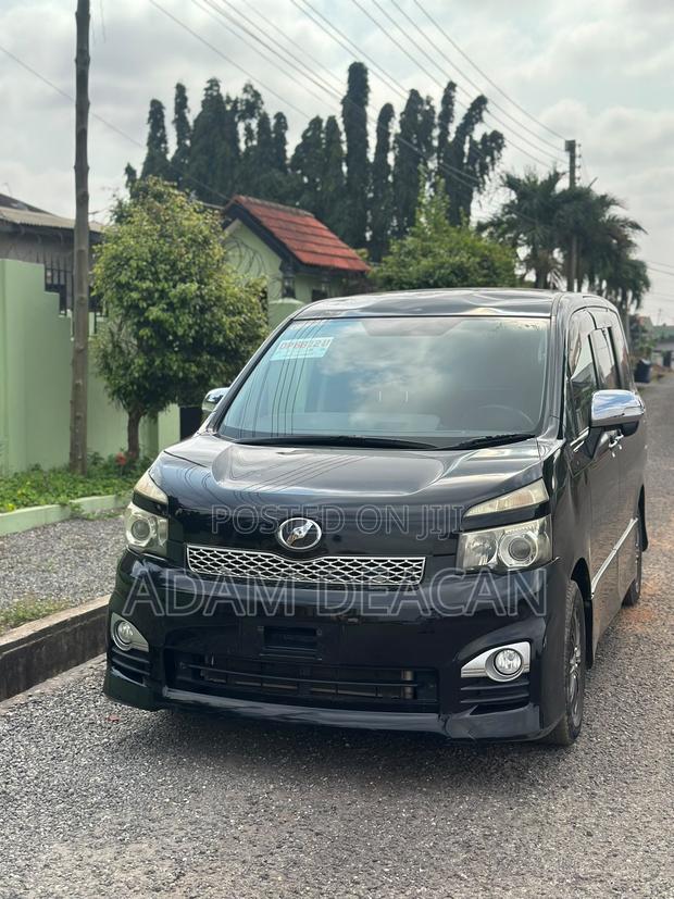 Toyota Voxy 2011 Black