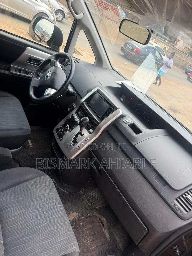 Toyota Voxy V 2WD 8-Seater 2011 Black