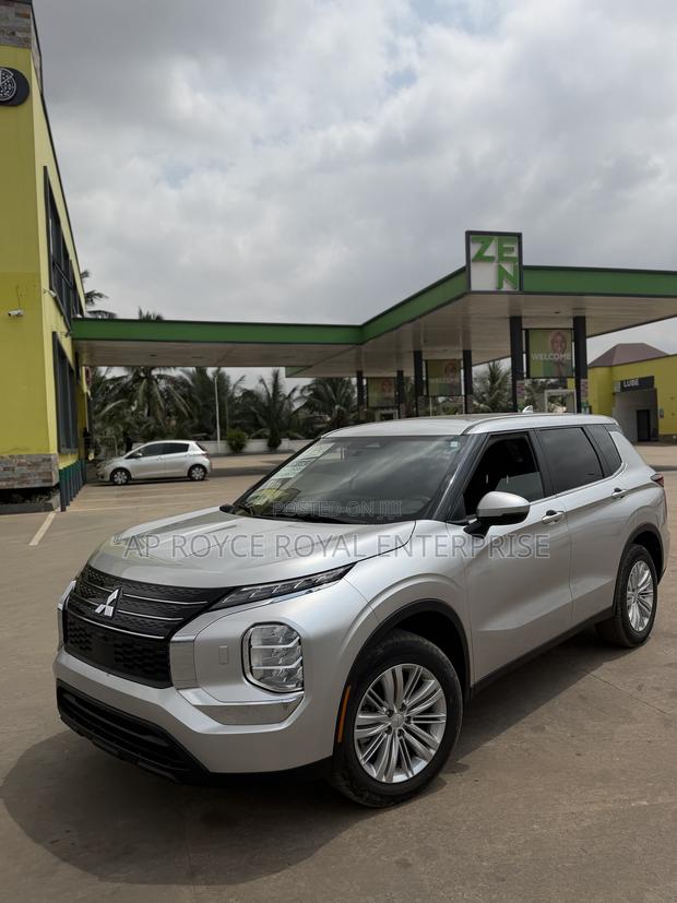 Mitsubishi Outlander ES 2024 Silver