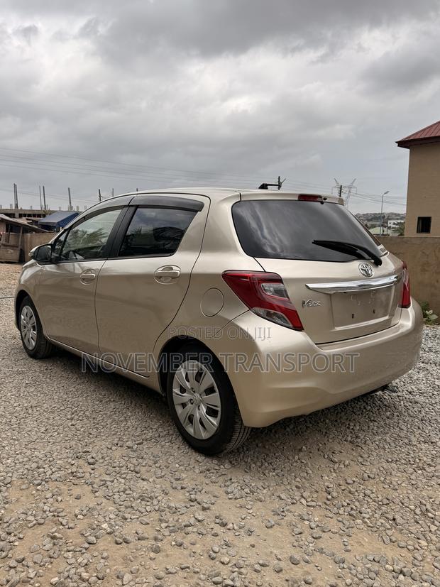 Toyota Vitz 1.3 FWD 5dr 2015 Gold
