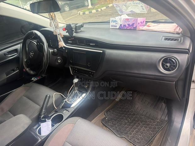 Toyota Corolla LE (1.8L 4cyl 2A) 2018 Silver