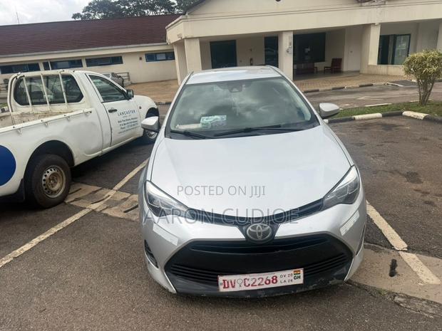 Toyota Corolla LE (1.8L 4cyl 2A) 2018 Silver