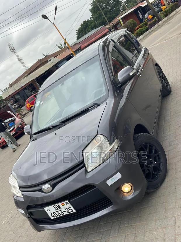 Toyota Sienta 2013 Gray