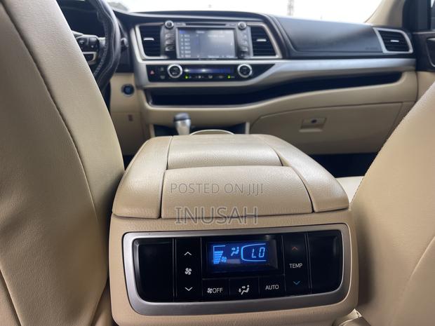 Toyota Highlander XLE 4x2 V6 (3.5L 6cyl 8A) 2017 Blue