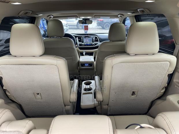 Toyota Highlander XLE 4x2 V6 (3.5L 6cyl 8A) 2017 Blue