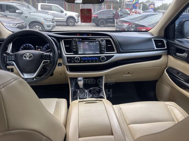 Toyota Highlander XLE 4x2 V6 (3.5L 6cyl 8A) 2017 Blue