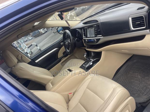 Toyota Highlander XLE 4x2 V6 (3.5L 6cyl 8A) 2018 Blue