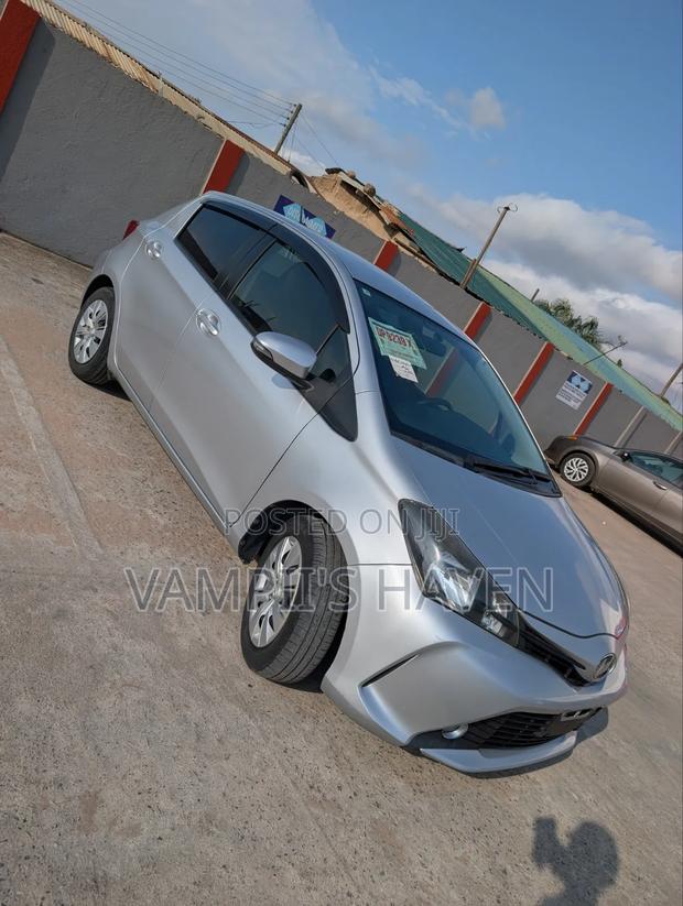 Toyota Vitz 1.3 FWD 5dr 2015 Silver