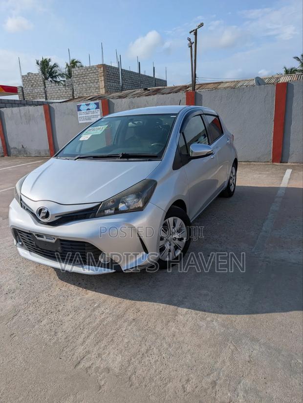 Toyota Vitz 1.3 FWD 5dr 2015 Silver