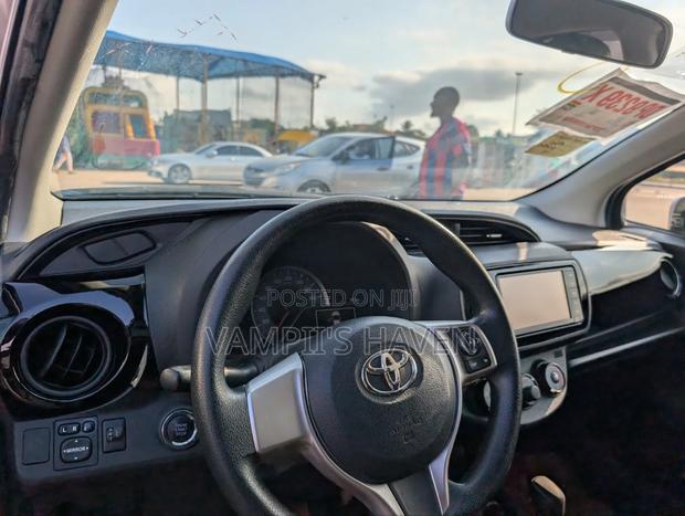 Toyota Vitz 1.3 FWD 5dr 2015 Silver