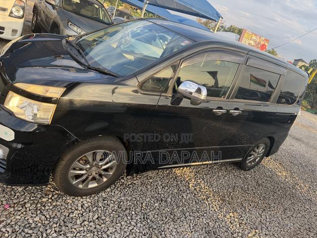 Toyota Voxy V 2WD 7-Seater 2013 Black