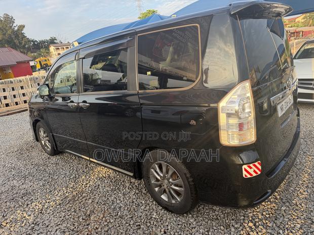 Toyota Voxy V 2WD 7-Seater 2013 Black