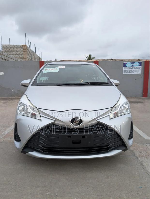 Toyota Vitz 2018 Silver