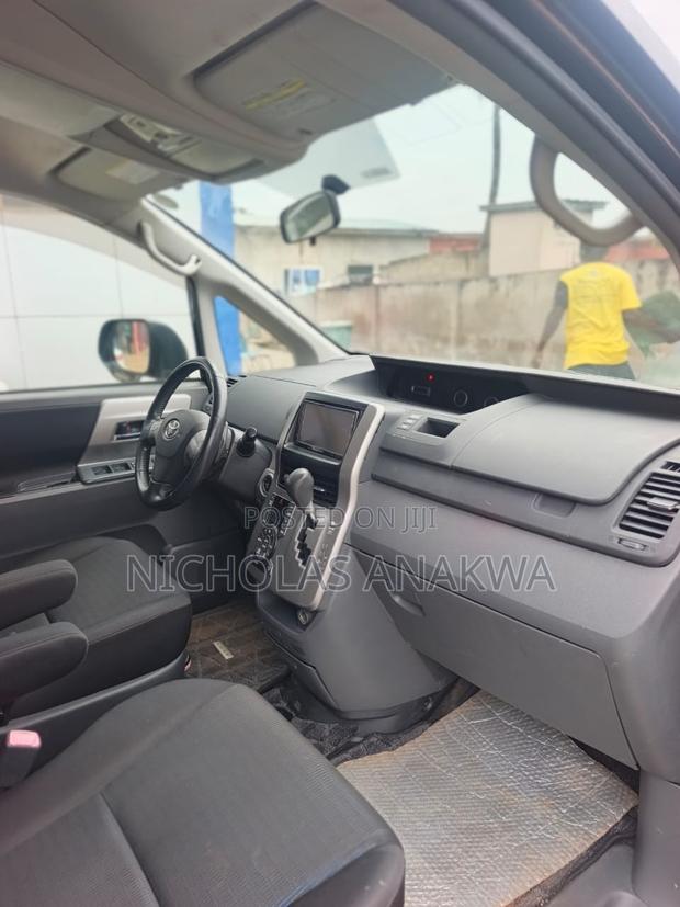 Toyota Voxy V 2WD 8-Seater 2010 Black