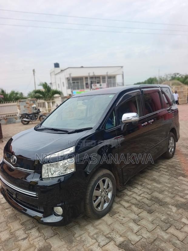 Toyota Voxy V 2WD 8-Seater 2010 Black