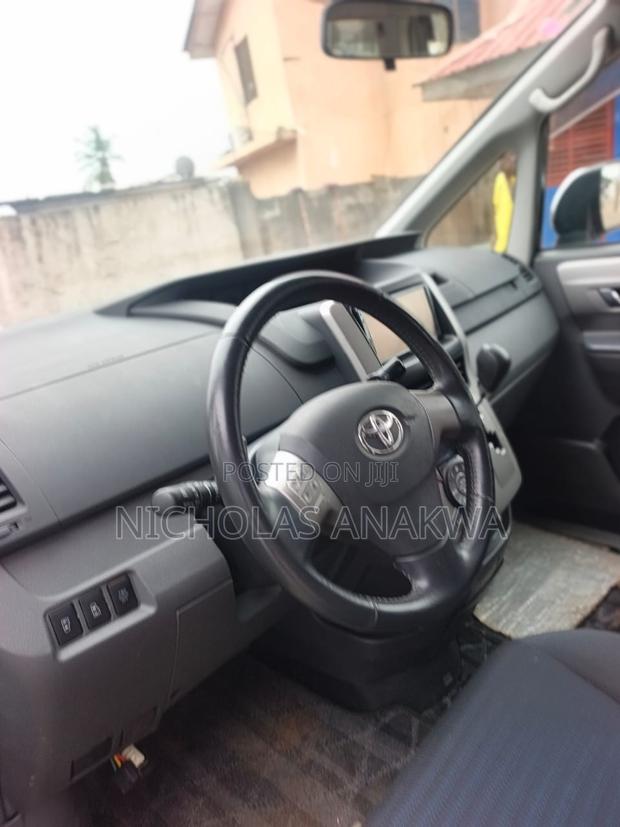 Toyota Voxy V 2WD 8-Seater 2010 Black