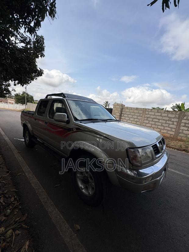 Nissan Frontier 2000 Silver