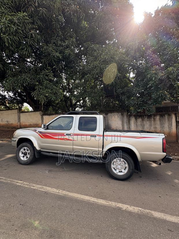 Nissan Frontier 2000 Silver