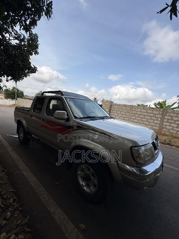 Nissan Frontier 2000 Silver