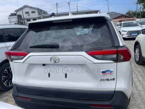 Toyota RAV4 LE AWD 2023 White