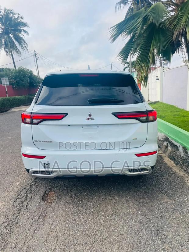 Mitsubishi Outlander 2023 White