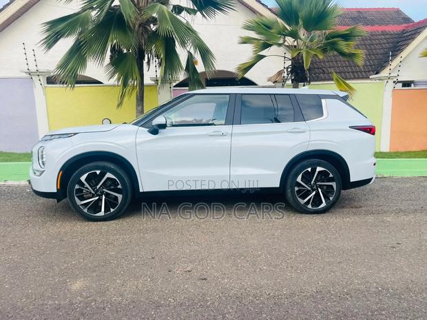 Mitsubishi Outlander 2023 White