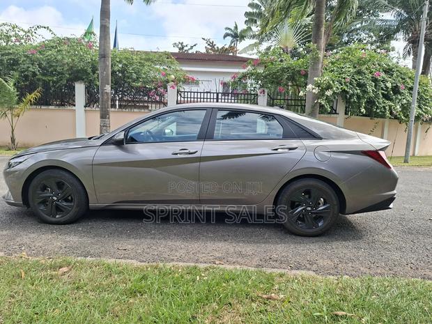 Hyundai Elantra SEL 2023 Gray