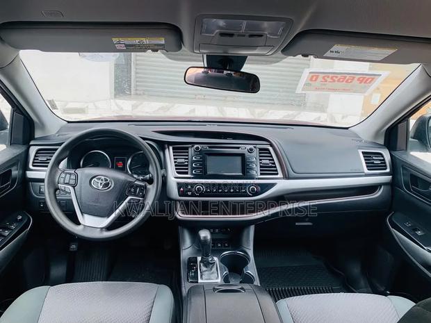 Toyota Highlander LE V6 2019 Burgundy