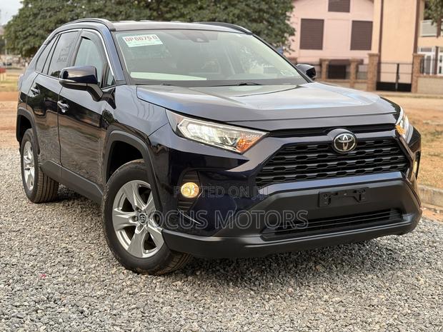 Toyota RAV4 XLE AWD 2020 Blue