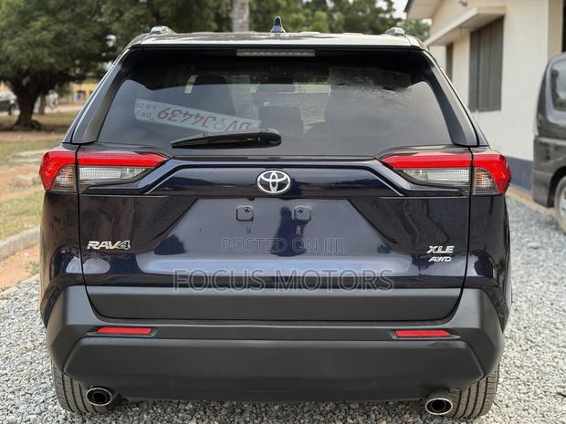 Toyota RAV4 XLE AWD 2020 Blue