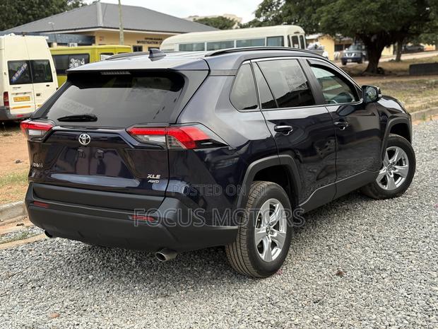 Toyota RAV4 XLE AWD 2020 Blue