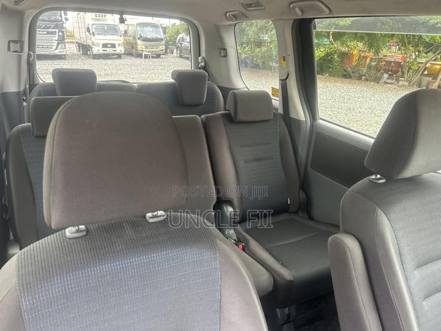 Toyota Voxy V 2WD 8-Seater 2010 Blue