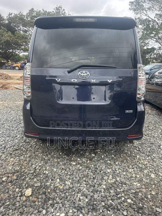 Toyota Voxy V 2WD 8-Seater 2010 Blue