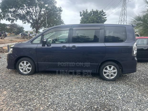 Toyota Voxy V 2WD 8-Seater 2010 Blue