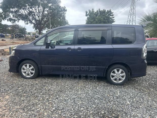 Toyota Voxy V 2WD 8-Seater 2010 Blue