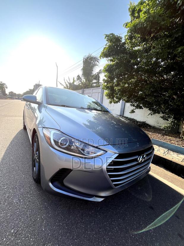 Hyundai Elantra SE Sedan FWD (2.0L 4cyl 6M) 2017 Silver