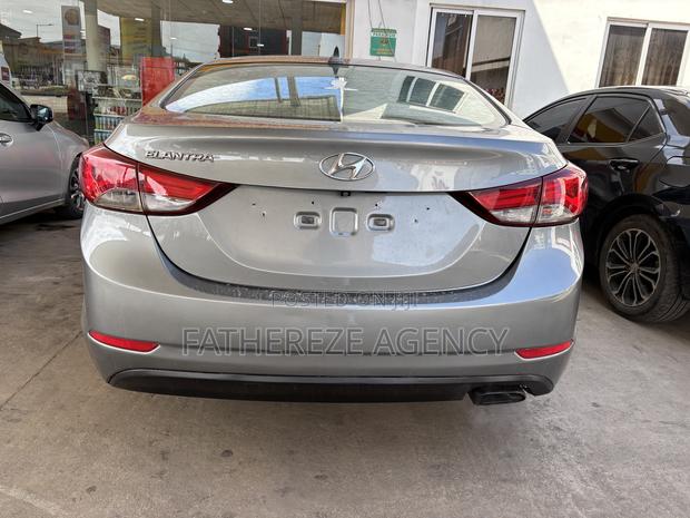 Hyundai Elantra SE 4dr Sedan (1.8L 4cyl 6M) 2015 Gray