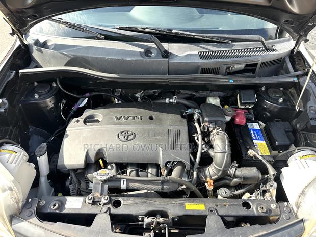 Toyota Sienta 2013 Purple