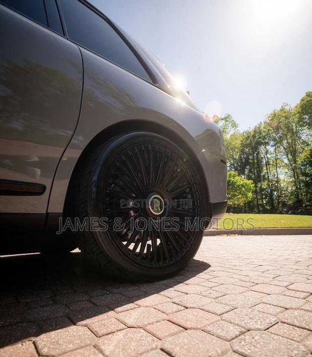 Rolls-Royce Cullinan Black Badge 2022 Gray