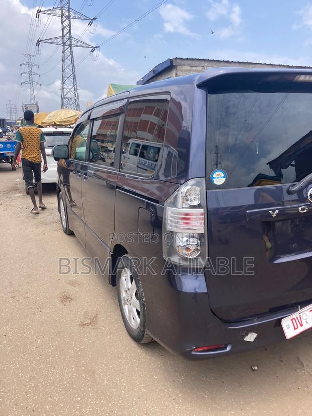 Toyota Voxy V 2WD 8-Seater 2010 Blue