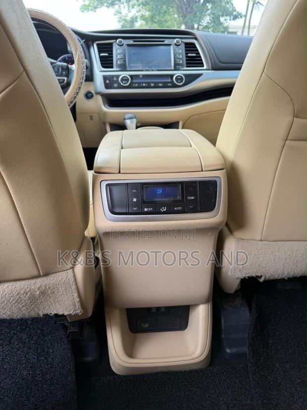 Toyota Highlander XLE 4x4 V6 (3.5L 6cyl 8A) 2018 Burgundy